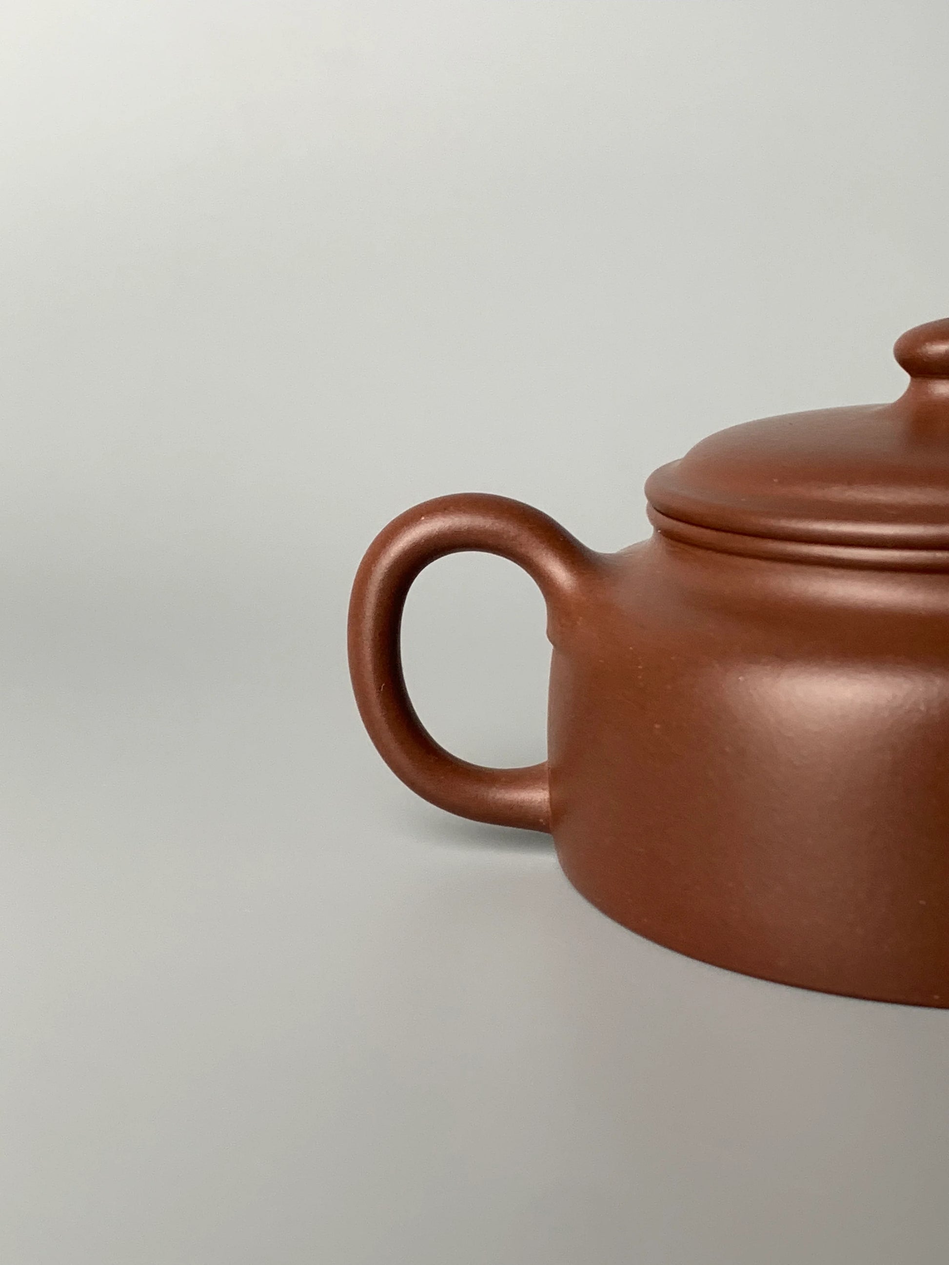 the handle of the chinese teapot yixing named de zhong