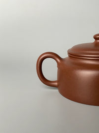 the handle of the chinese teapot yixing named de zhong