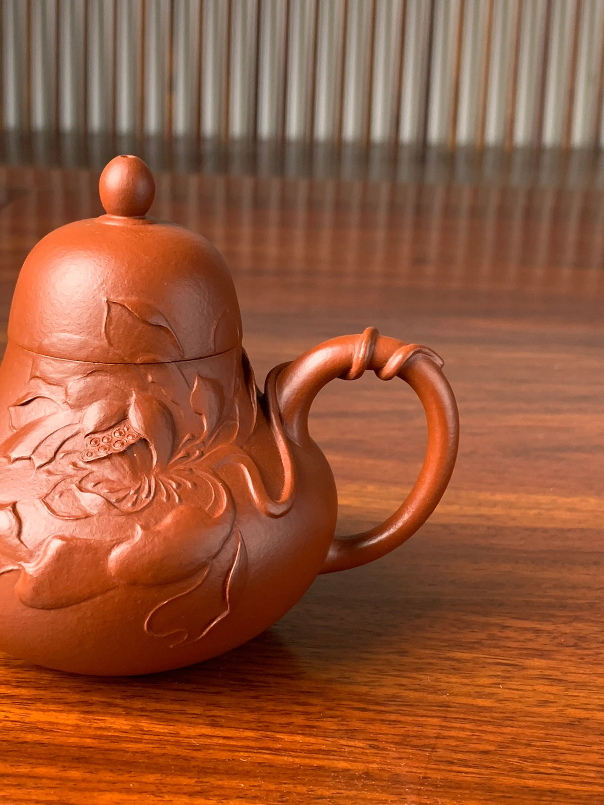 the handle of the handmade yixing teapot with clay painting