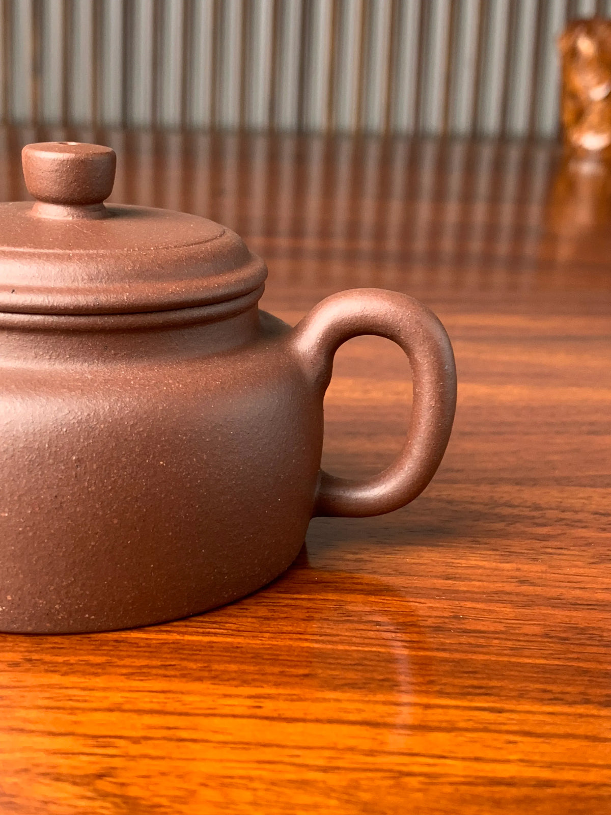 the handle of the yixing zisha teapot de zhong