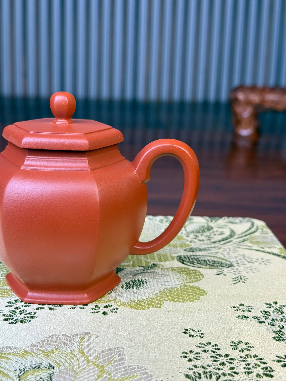 the handle of the handmade yixing teapot liu fang gong deng