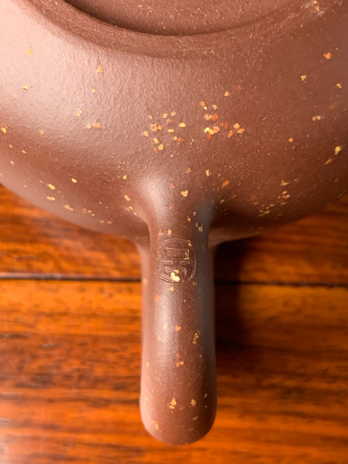 the teapot mark "lu" on the handle