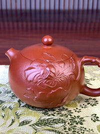 The exquisite pictorial details on the teapot