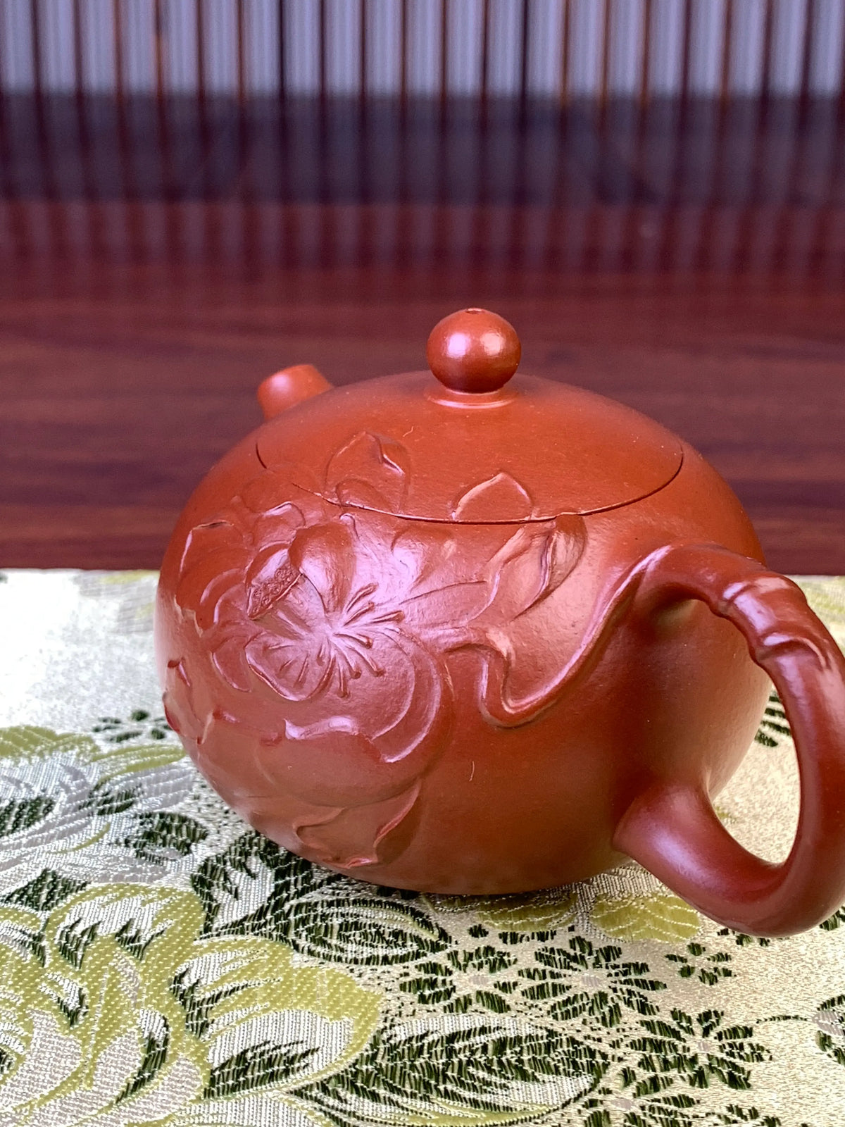 The details of the clay painting on the teapot