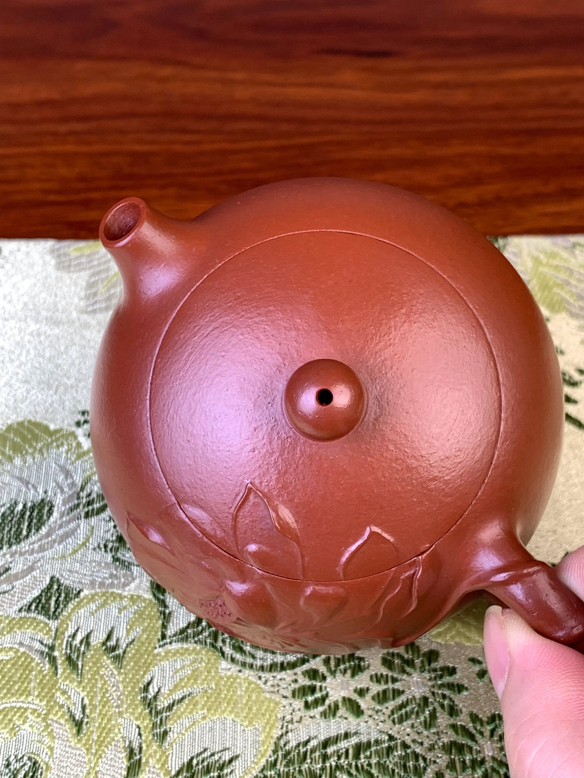 Top view showing the details of the teapot lid and spout