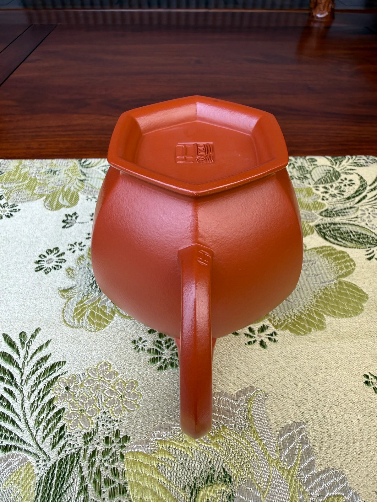 The exquisitely crafted teapot bottom and handle.