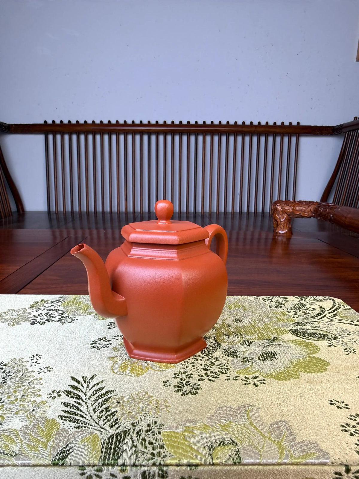 the right view of the handmade yixing teapot liu fang gong deng