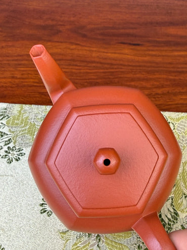 View the teapot’s lid and spout from above.