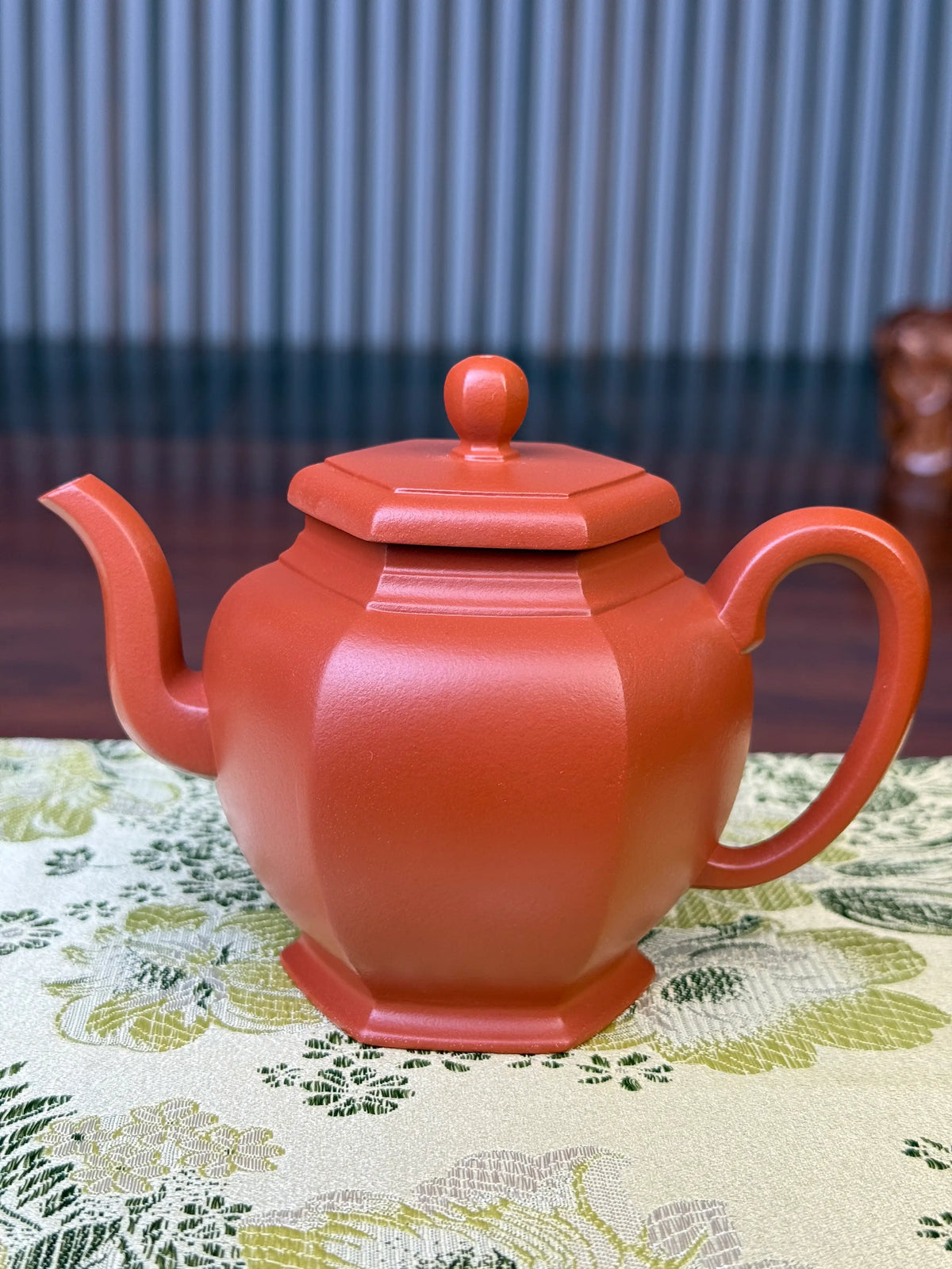 Take a close look at the body lines of this teapot.