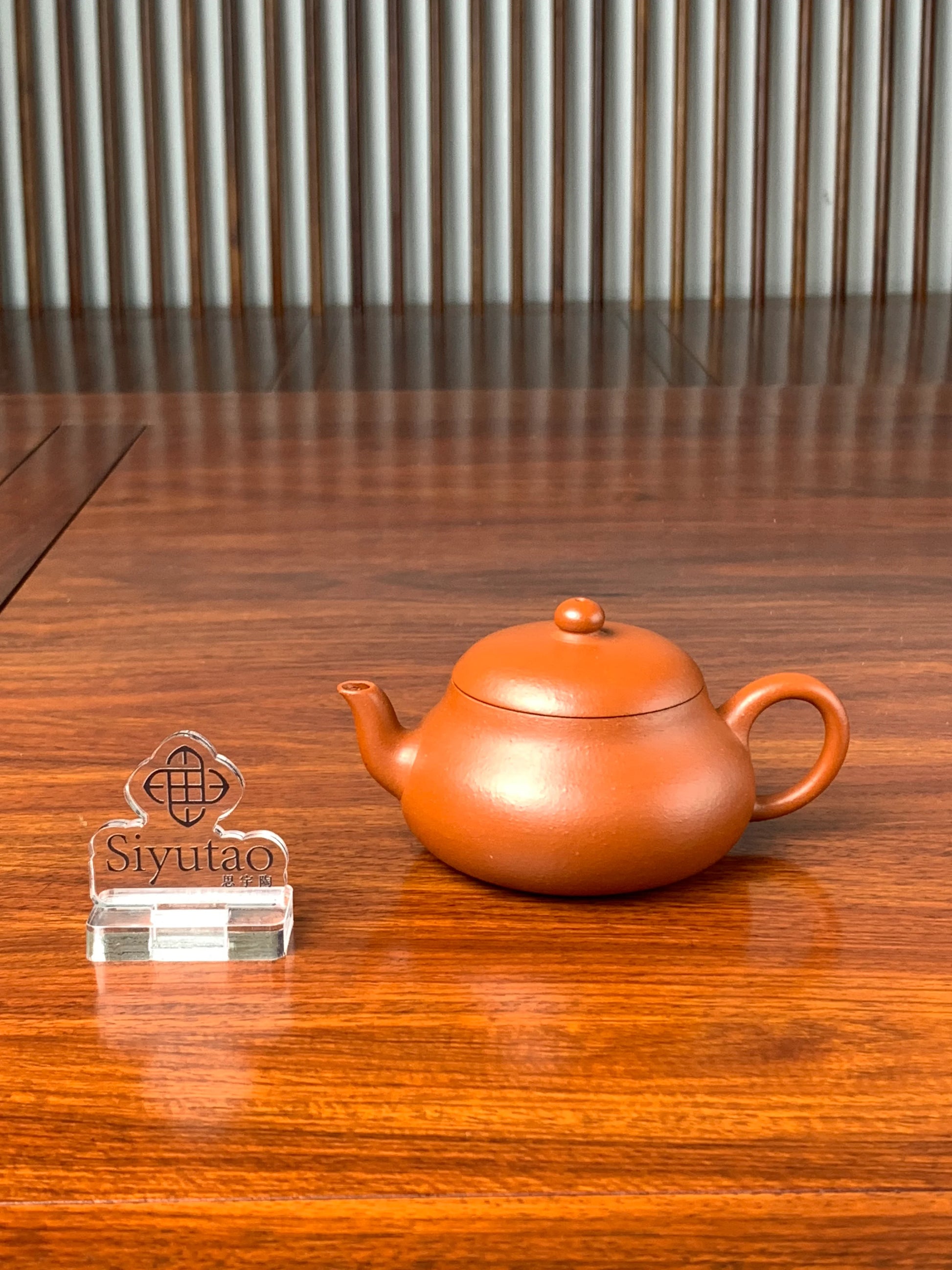 handmade yixing teapot jun de on the table
