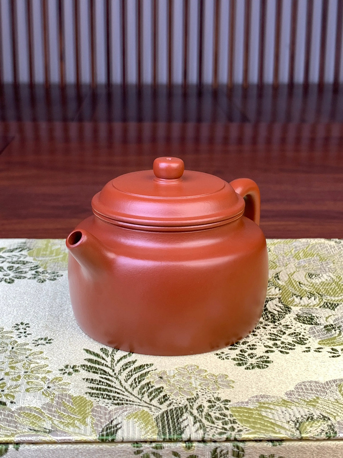 the right view of the handmade yixing teapot de zhong
