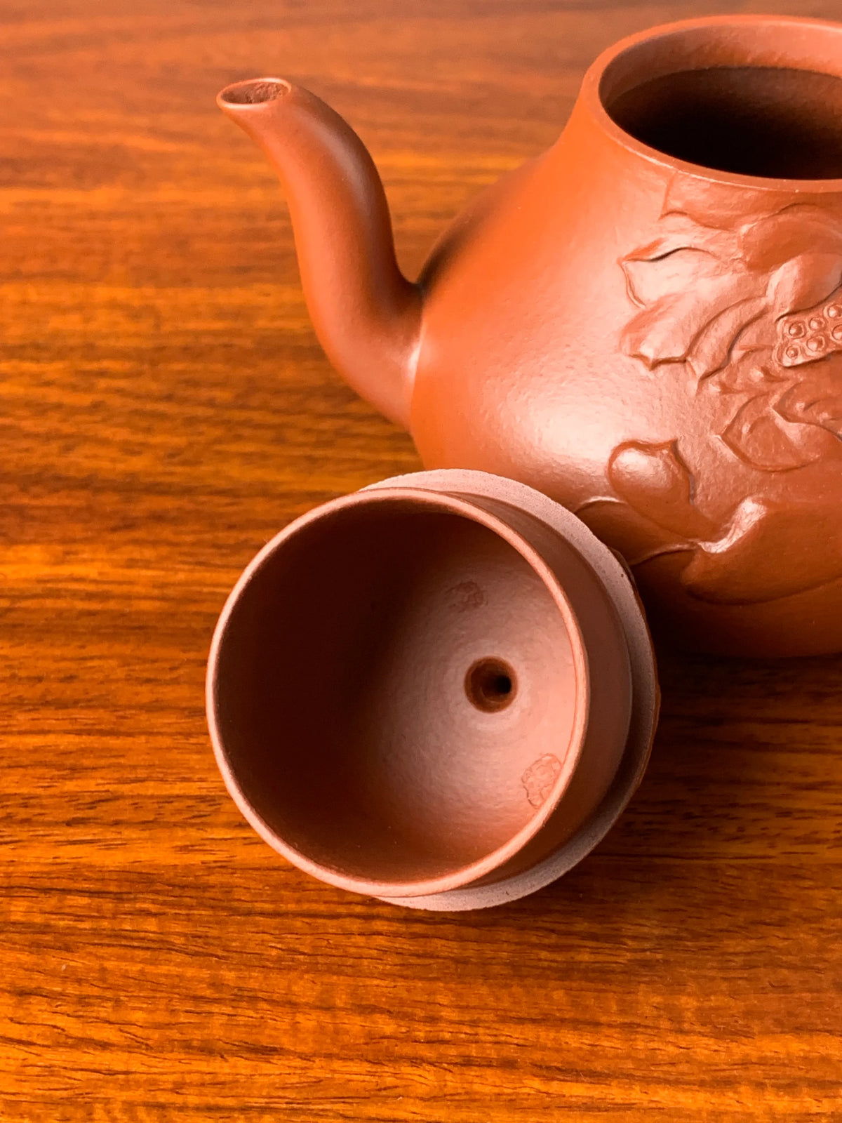 the lid of the handmade zisha teapot named si ting