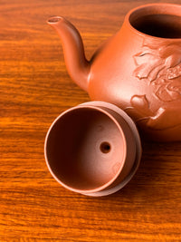 the lid of the handmade zisha teapot named si ting