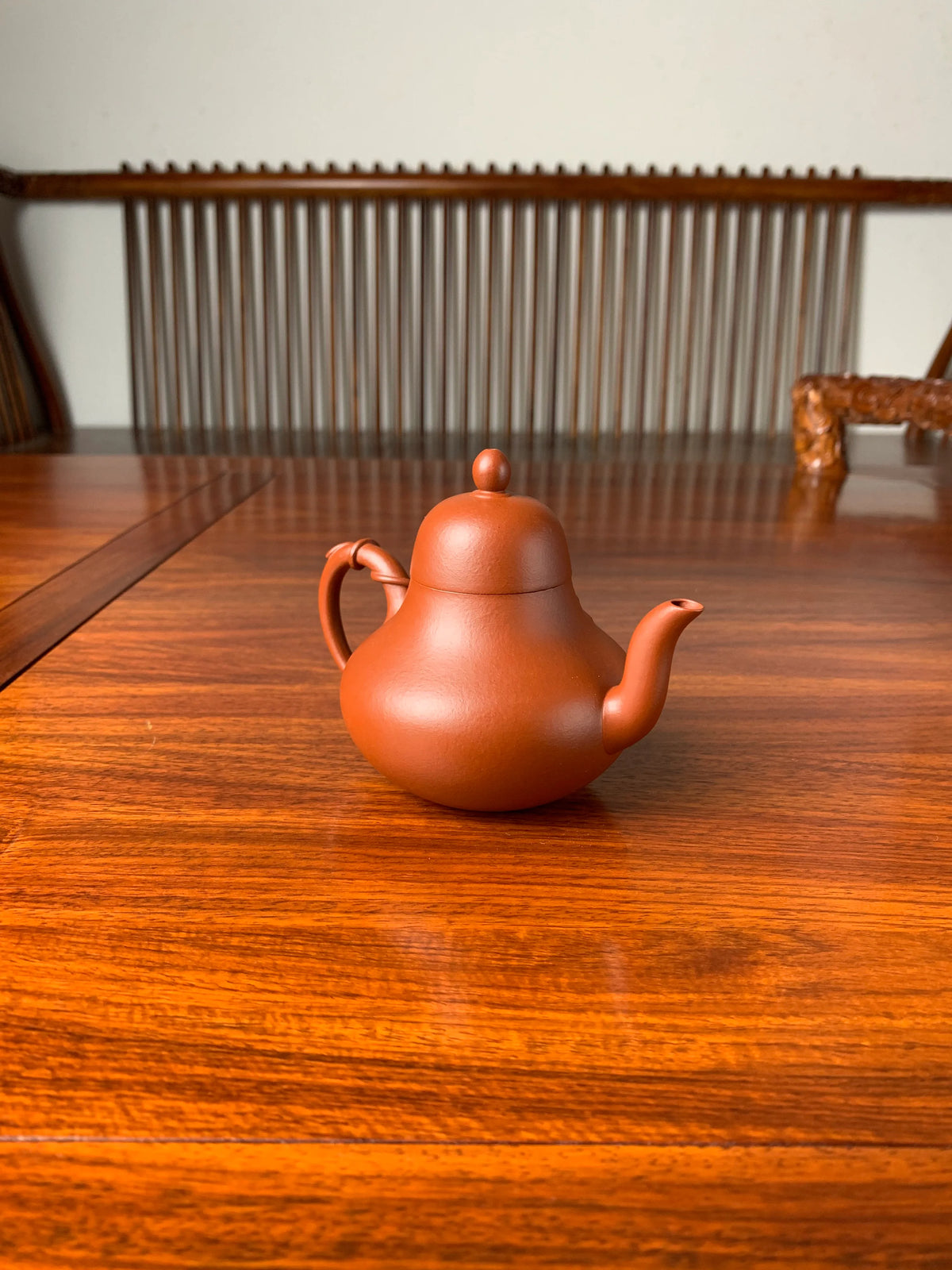 A closer look at the back of this handmade zisha teapot