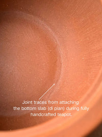 Joint traces from attaching the bottom slab (di pian) during fully handcrafted teapot