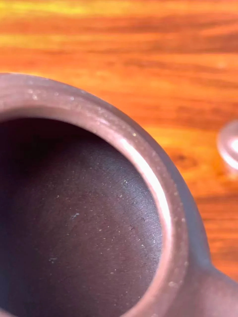 The handmade traces left by the teapot that is completely handmade