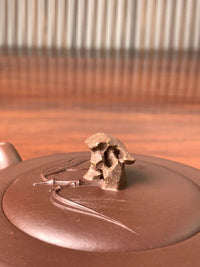 Side view showing the details of the teapot lid and the hollowed-out knob