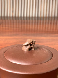 Right-side view showing the details of the teapot lid and the hollowed-out knob