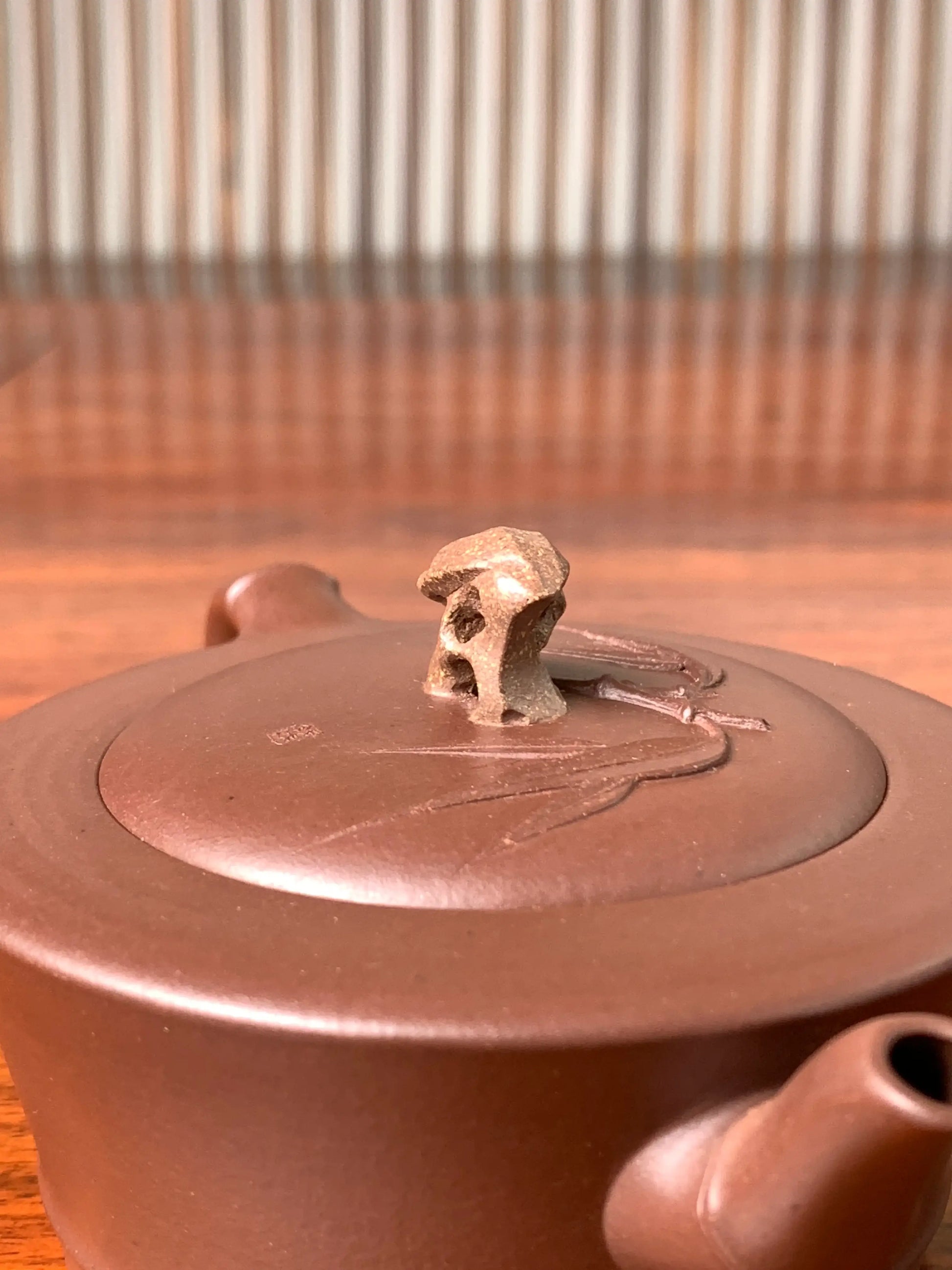 Details of the lid and the hollowed knob, seen from the left side