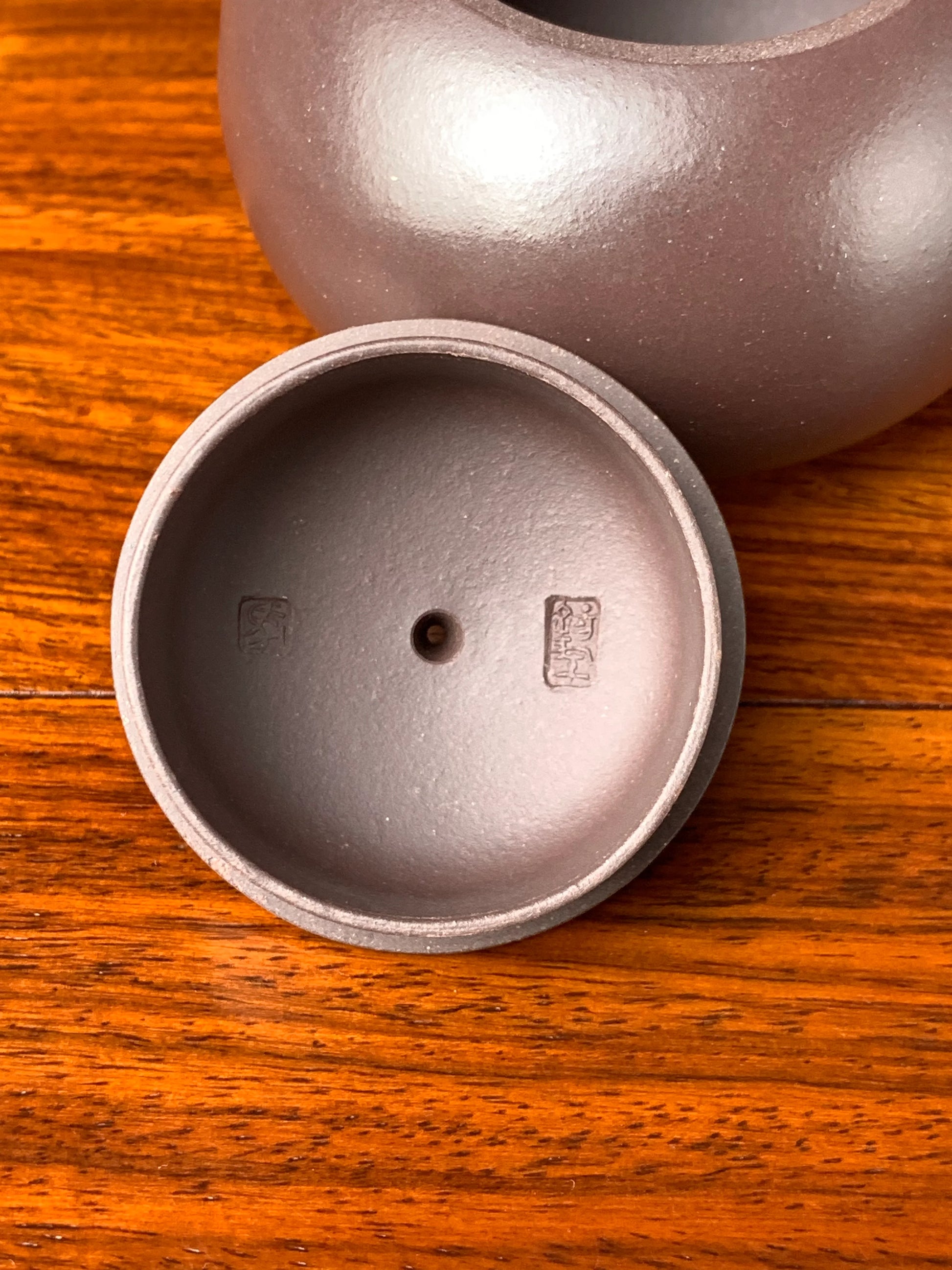 There are two artist's seals on the inner side of the lid