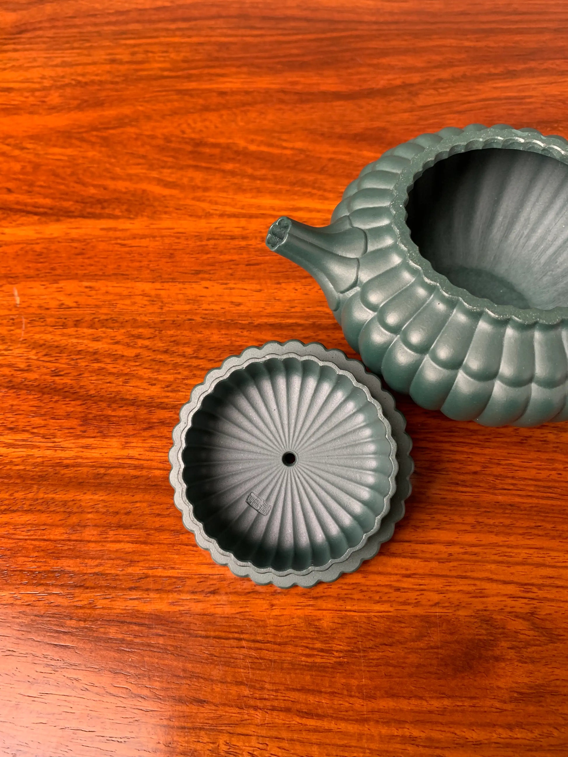 the lid and the teapot body of the teapot zisha yun bian