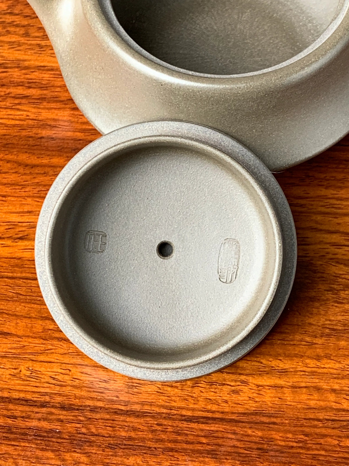 Inside the lid are two seals from the artist Jing Ren.