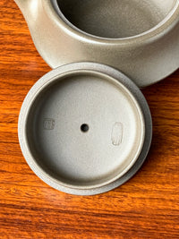 Inside the lid are two seals from the artist Jing Ren.