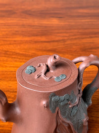 Details of the pine-branch-shaped finial on the teapot lid.