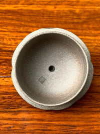 Inside the teapot lid, there are shrinkage lines left by the handmade process.