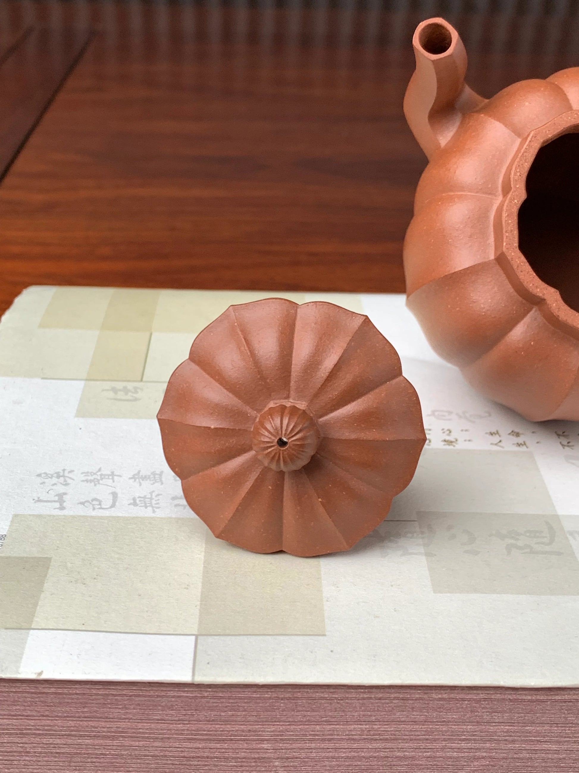 Beautiful patterns on the teapot lid.