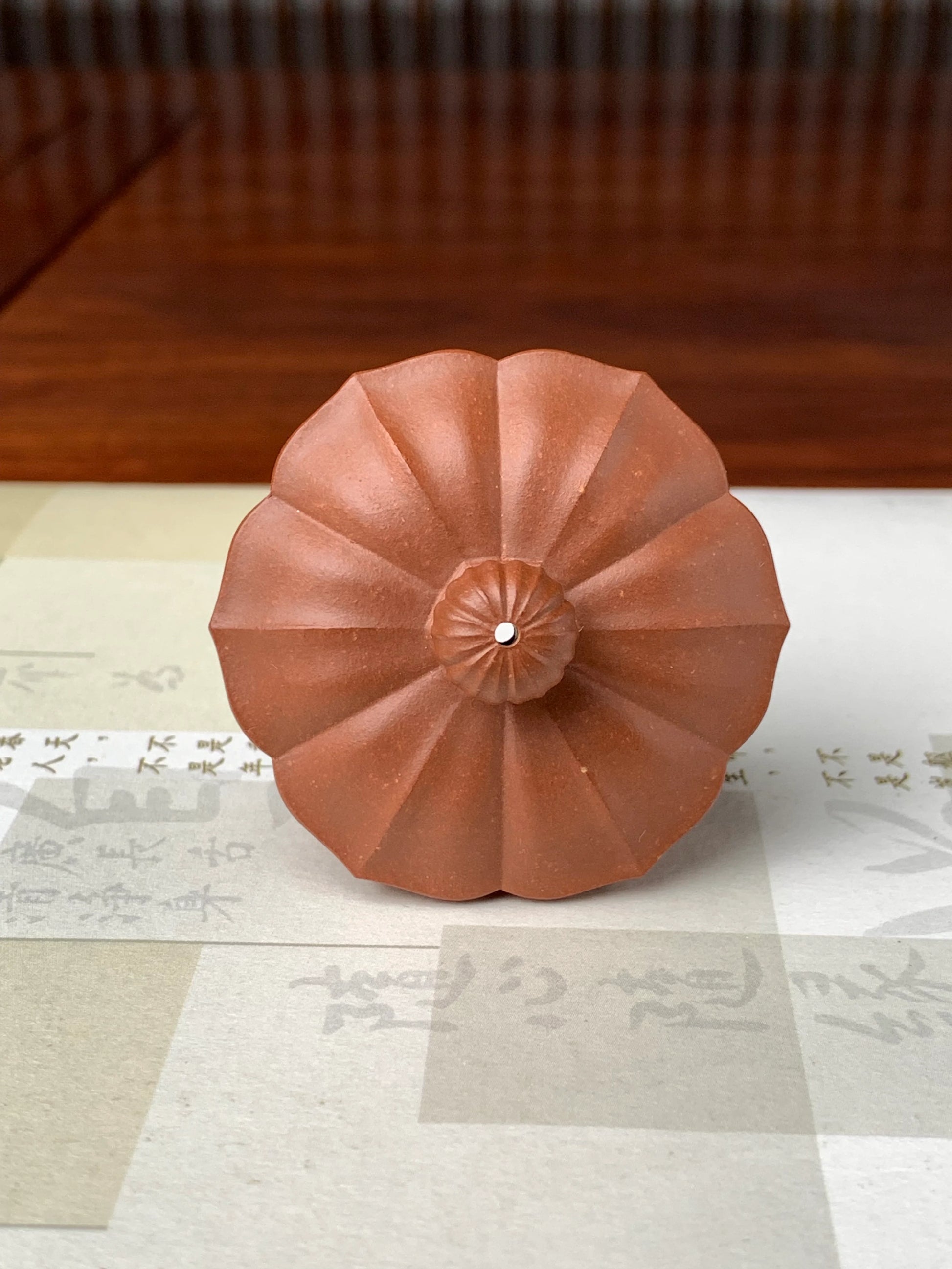 the lid of the yixing teapot