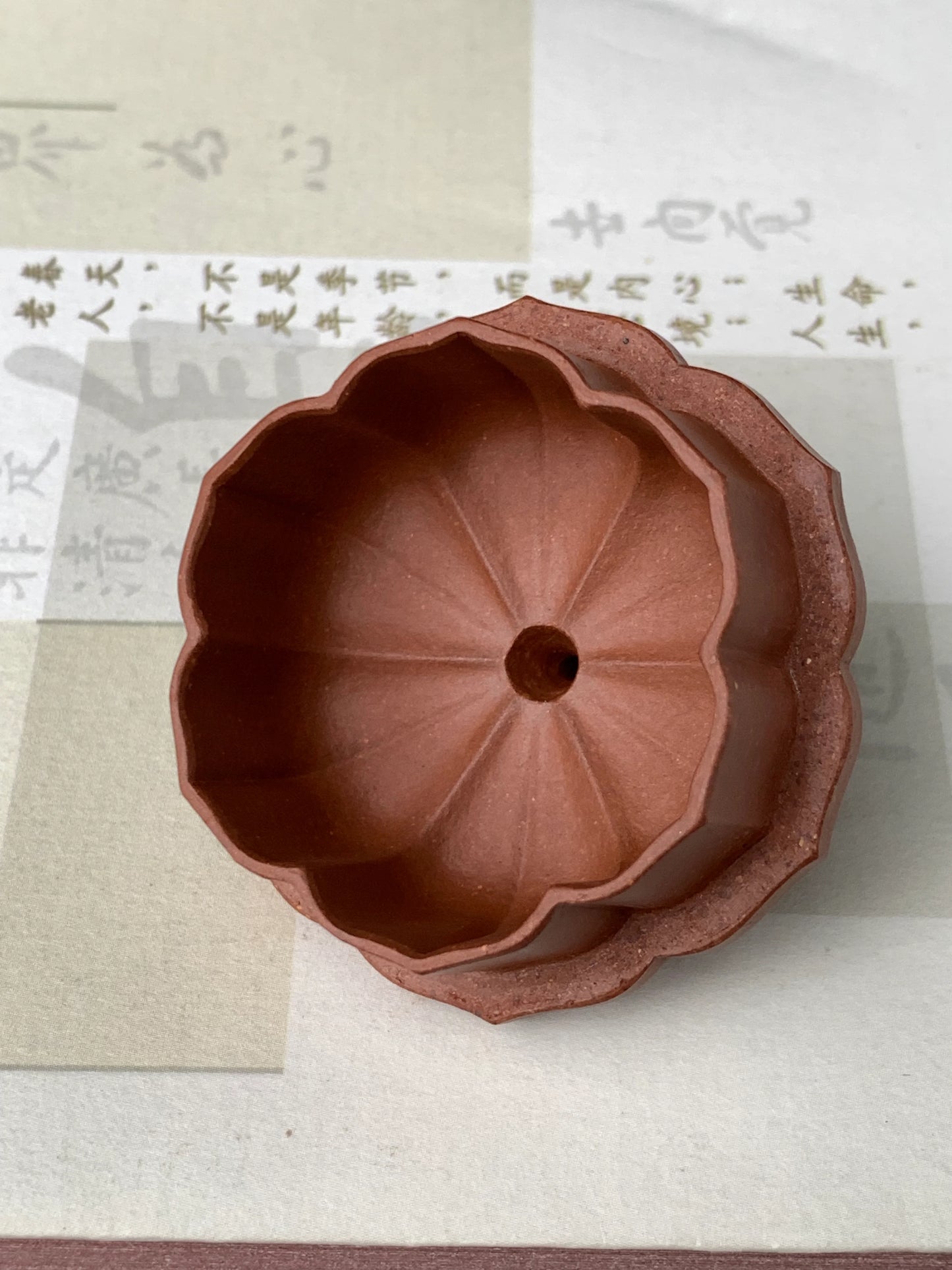 There are traces of hand-made teapots on the inside of the teapot lid.