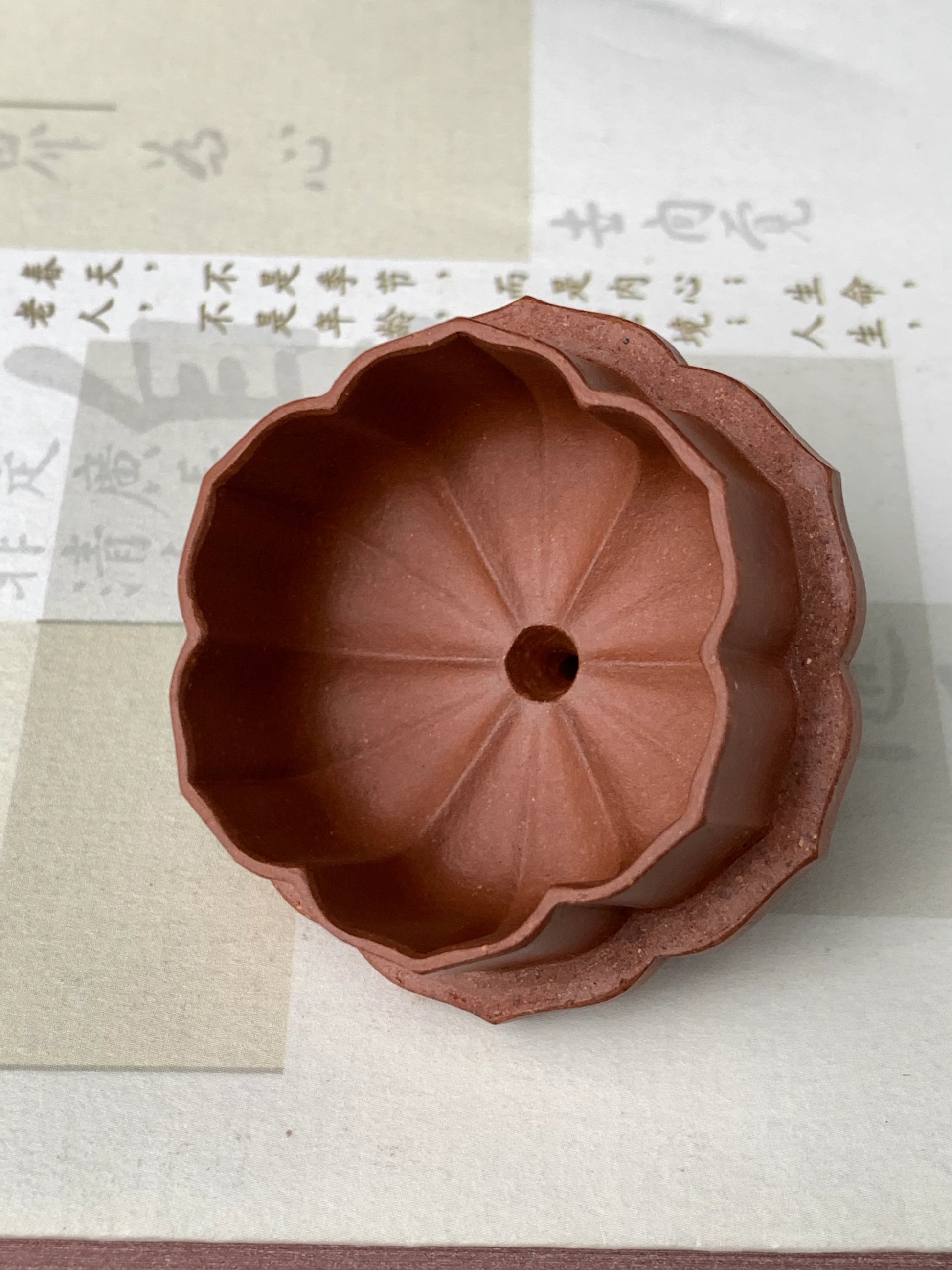 There are traces of hand-made teapots on the inside of the teapot lid.