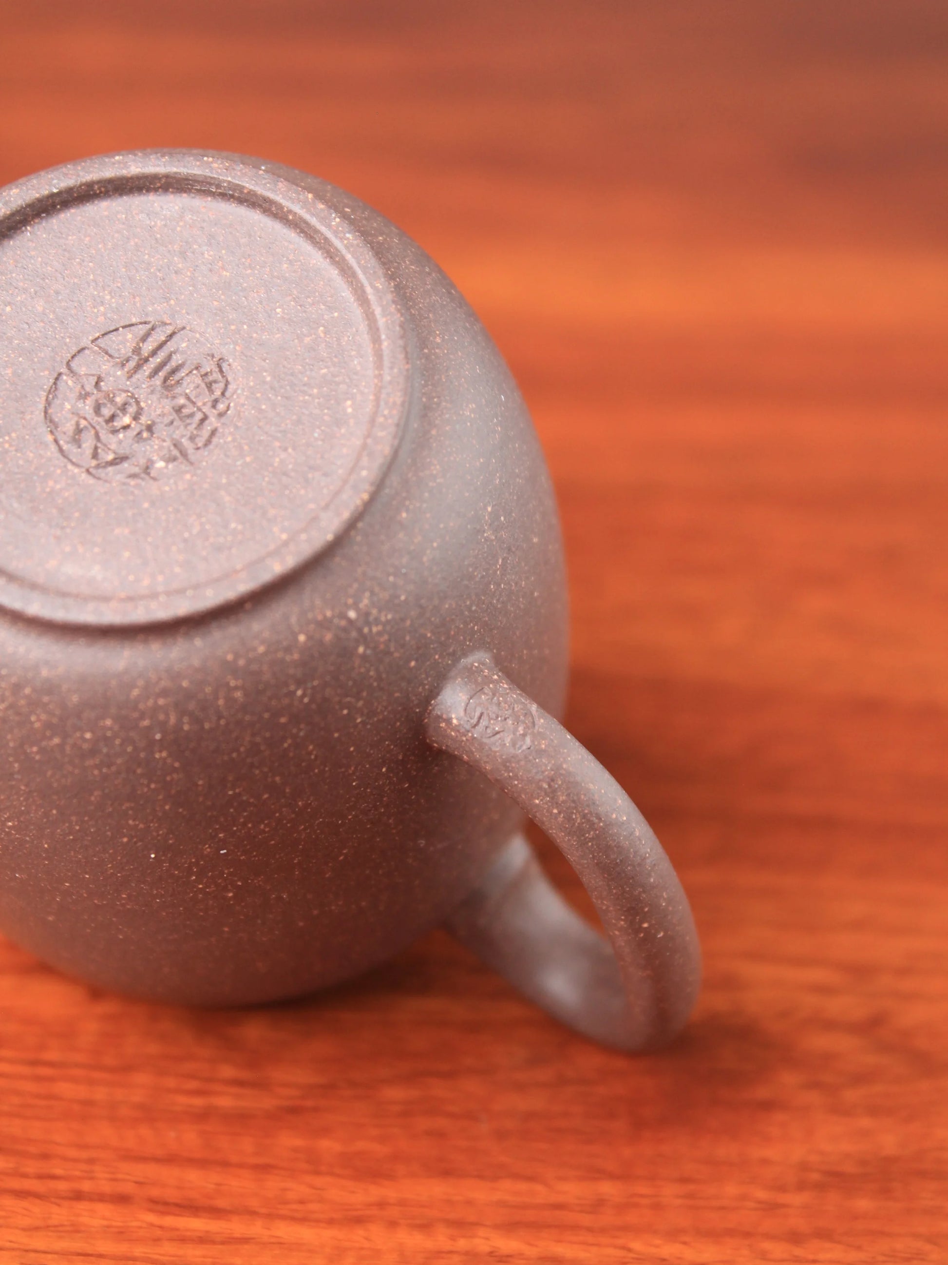handle mark of the handmade yixing teapot named da bin lian zi
