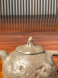 the lid of the collectible teapot named gong chun