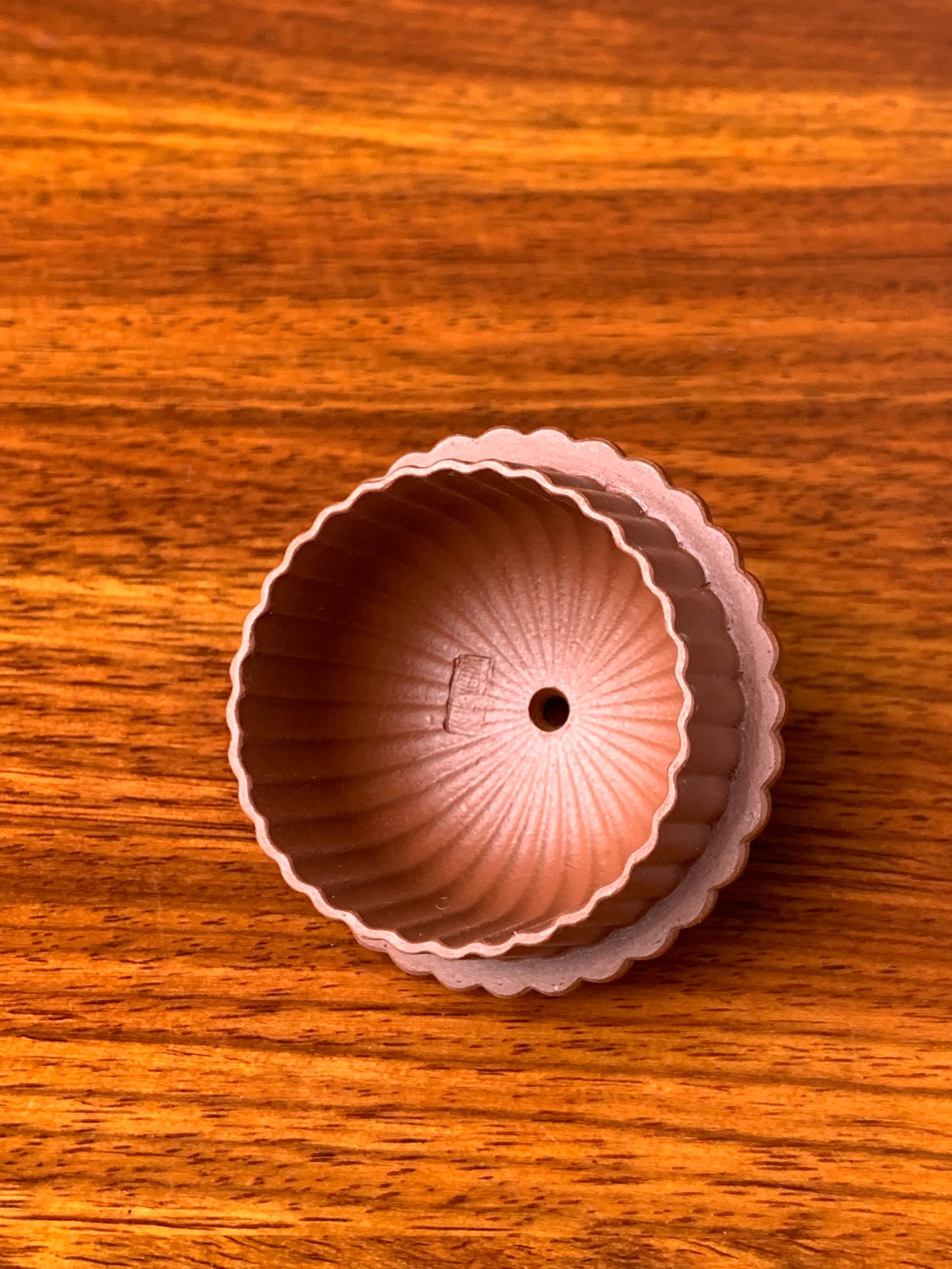 A photo of the seal on the inside of the teapot lid