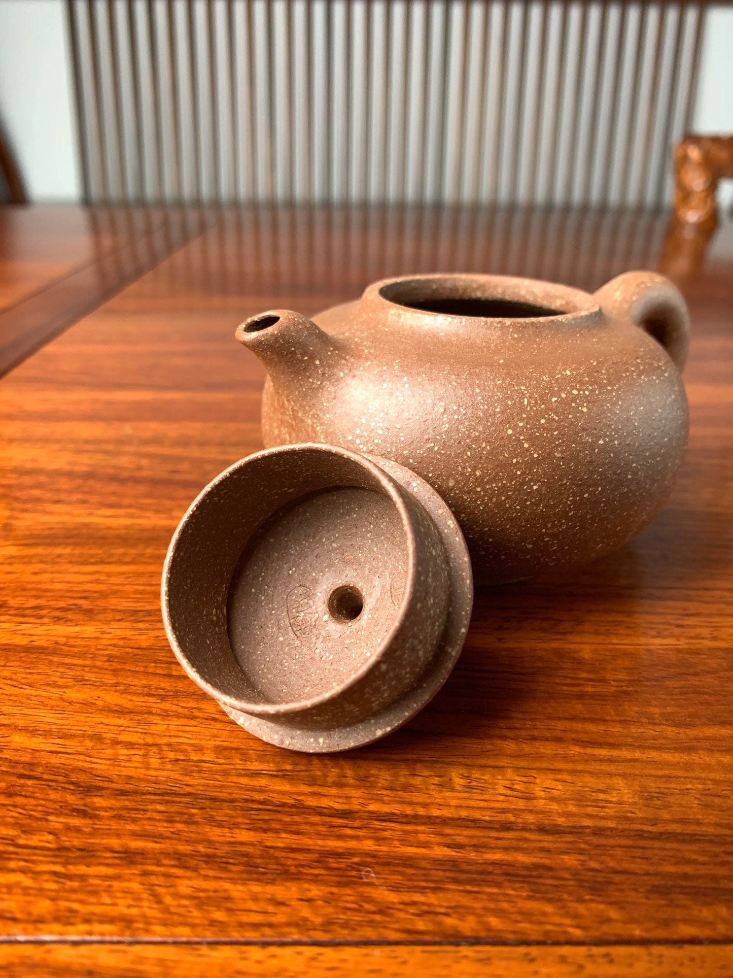 Looking from the side at the lid and body of the zisha teapot.
