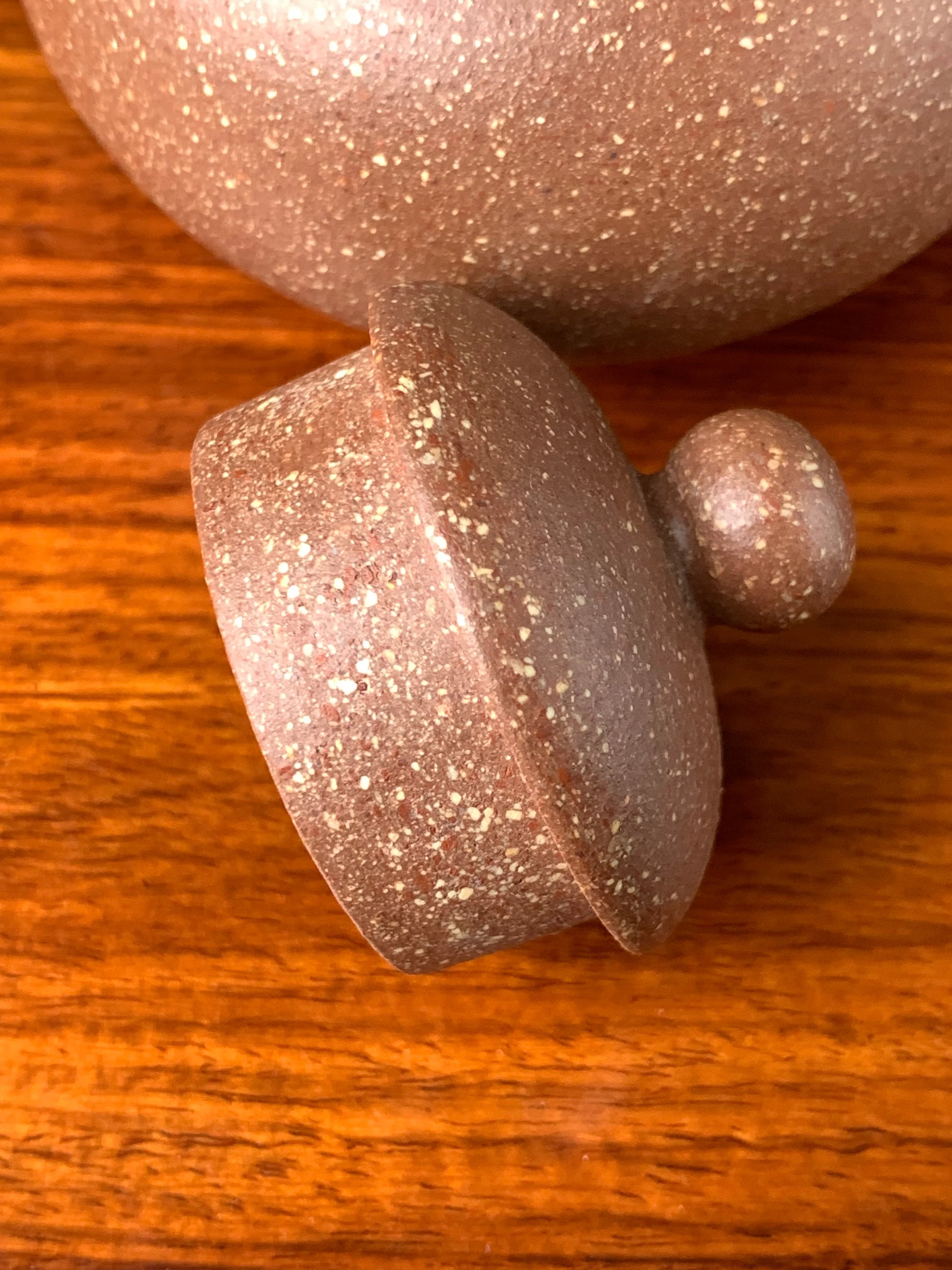 You can clearly see the zisha particles of the bai ma zi duanni clay