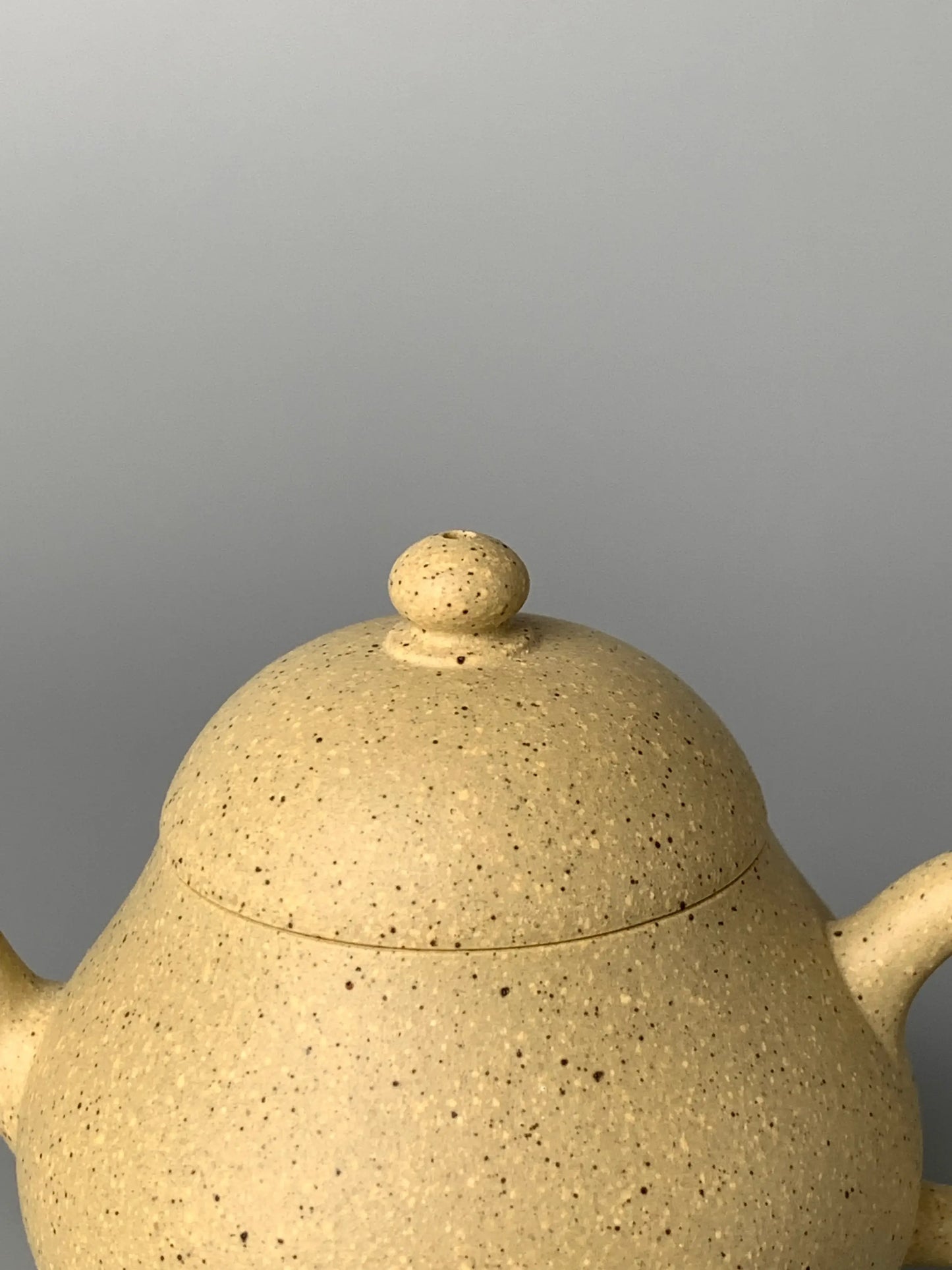 the lid of the yixing teapot 