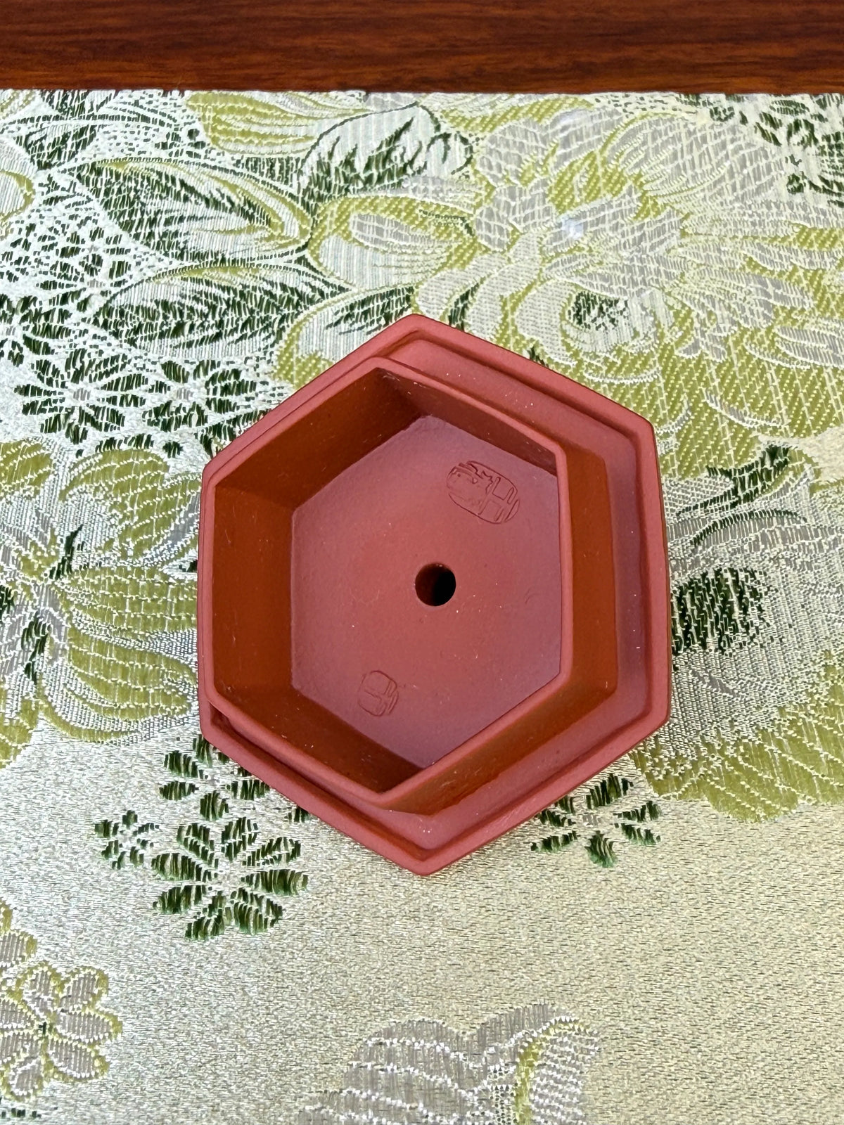 Take a close look at potter Wang Tao’s marks on the teapot lid.