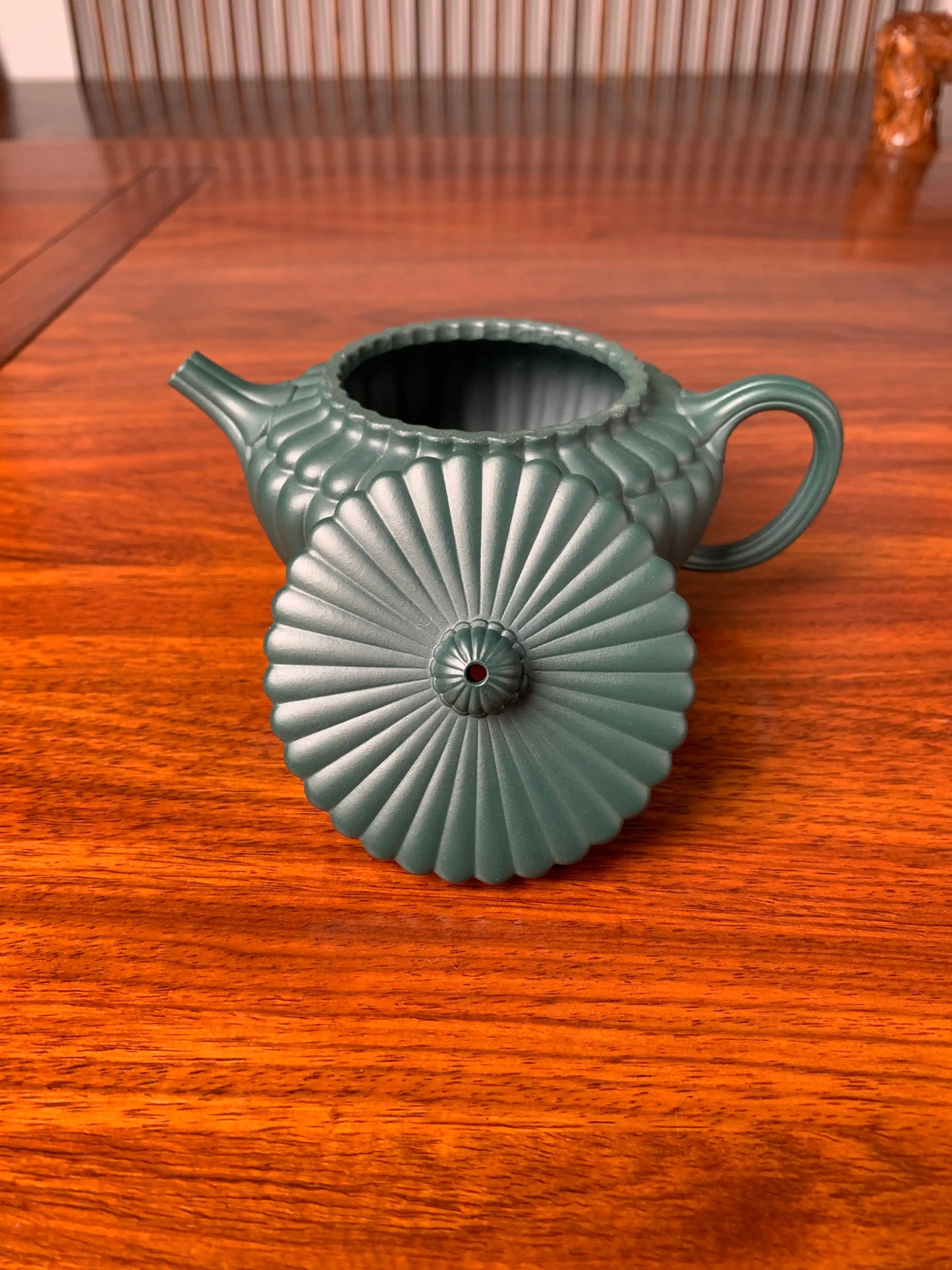 the lid of the teapot zisha yun bian 