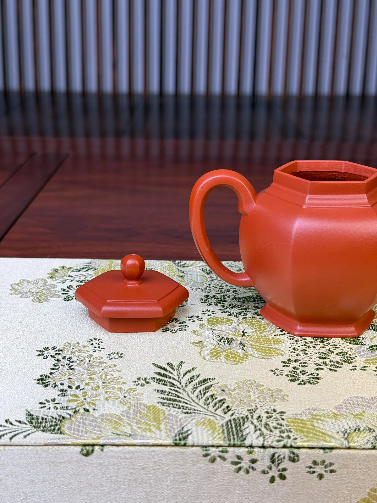 the lid and handle of the handmade yixing teapot liu fang gong deng