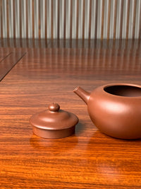 the lid and teapot body on the table