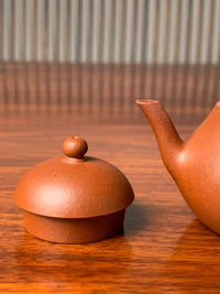 Take a closer look at the exquisite workmanship details of the teapot’s spout and lid