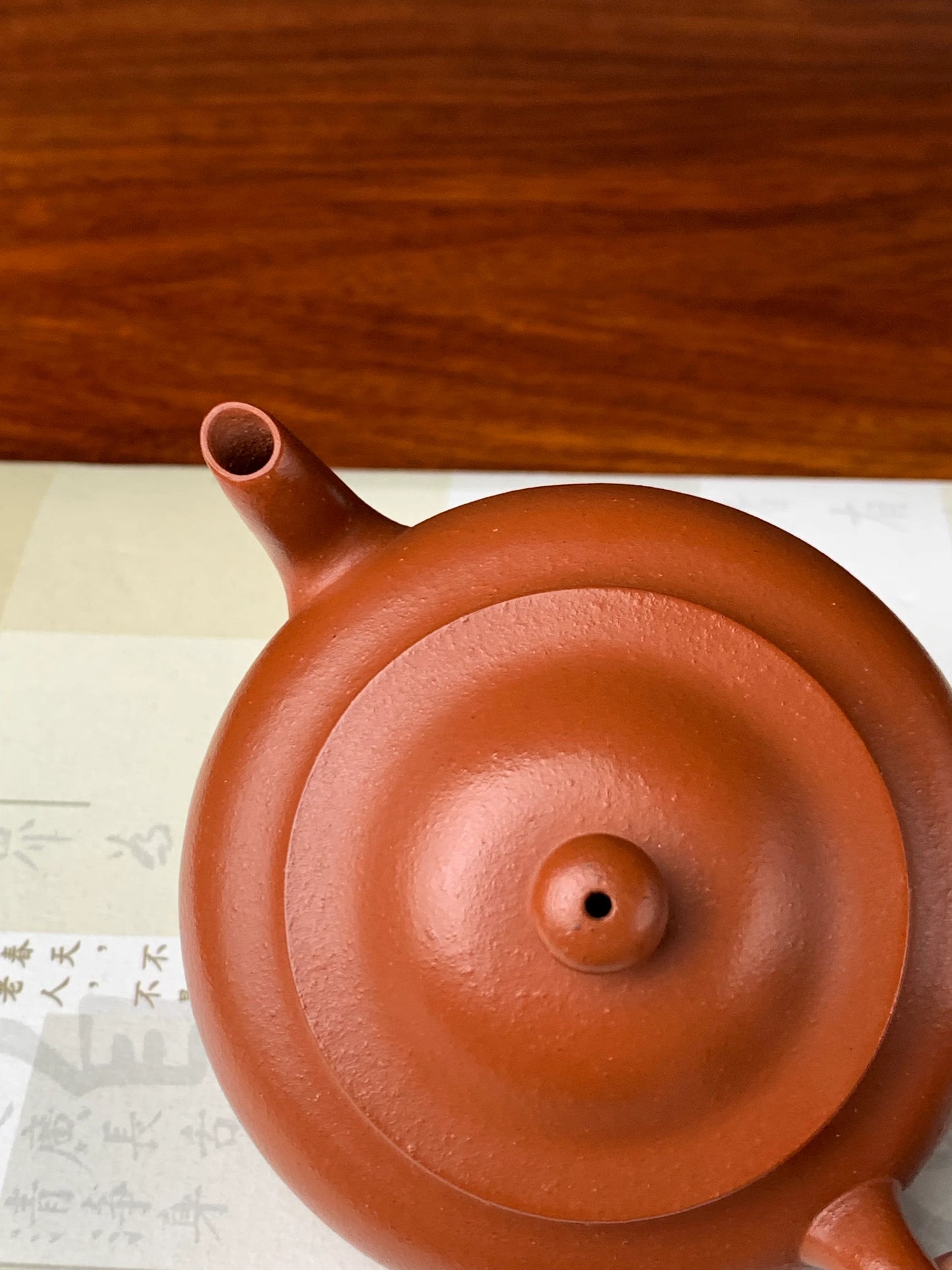 Looking down at the teapot， we find that the lid and the spout are well‑proportioned.