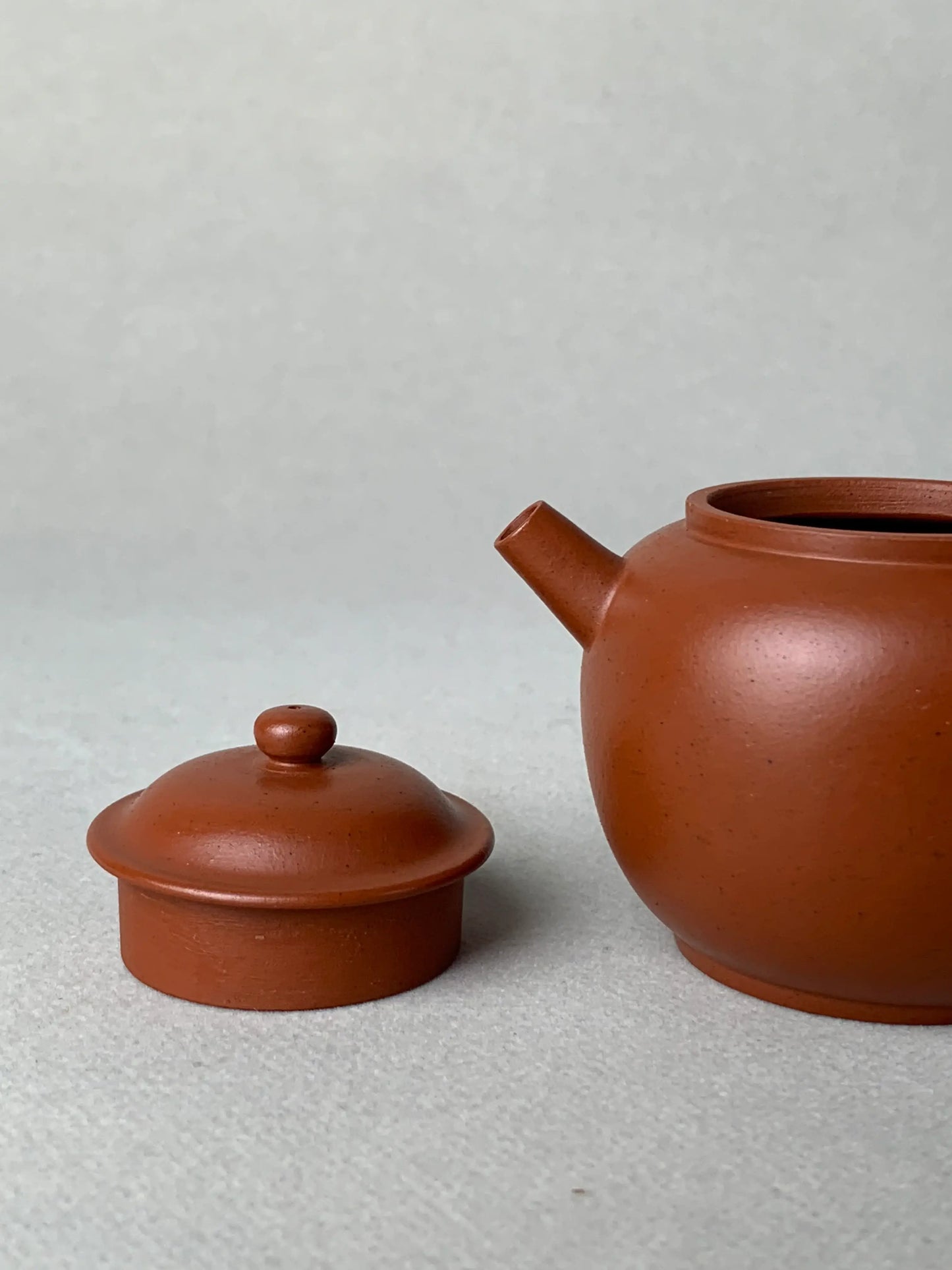 the lid and the teapot body on the table