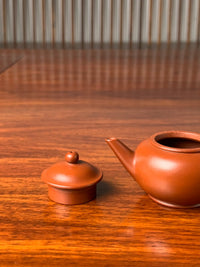 the lid and the spout of the small yixing teapot shui ping