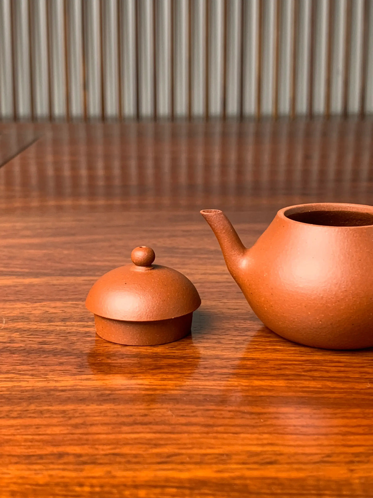 The exquisite workmanship of the teapot’s spout and lid
