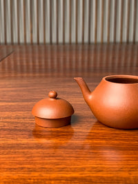The exquisite workmanship of the teapot’s spout and lid