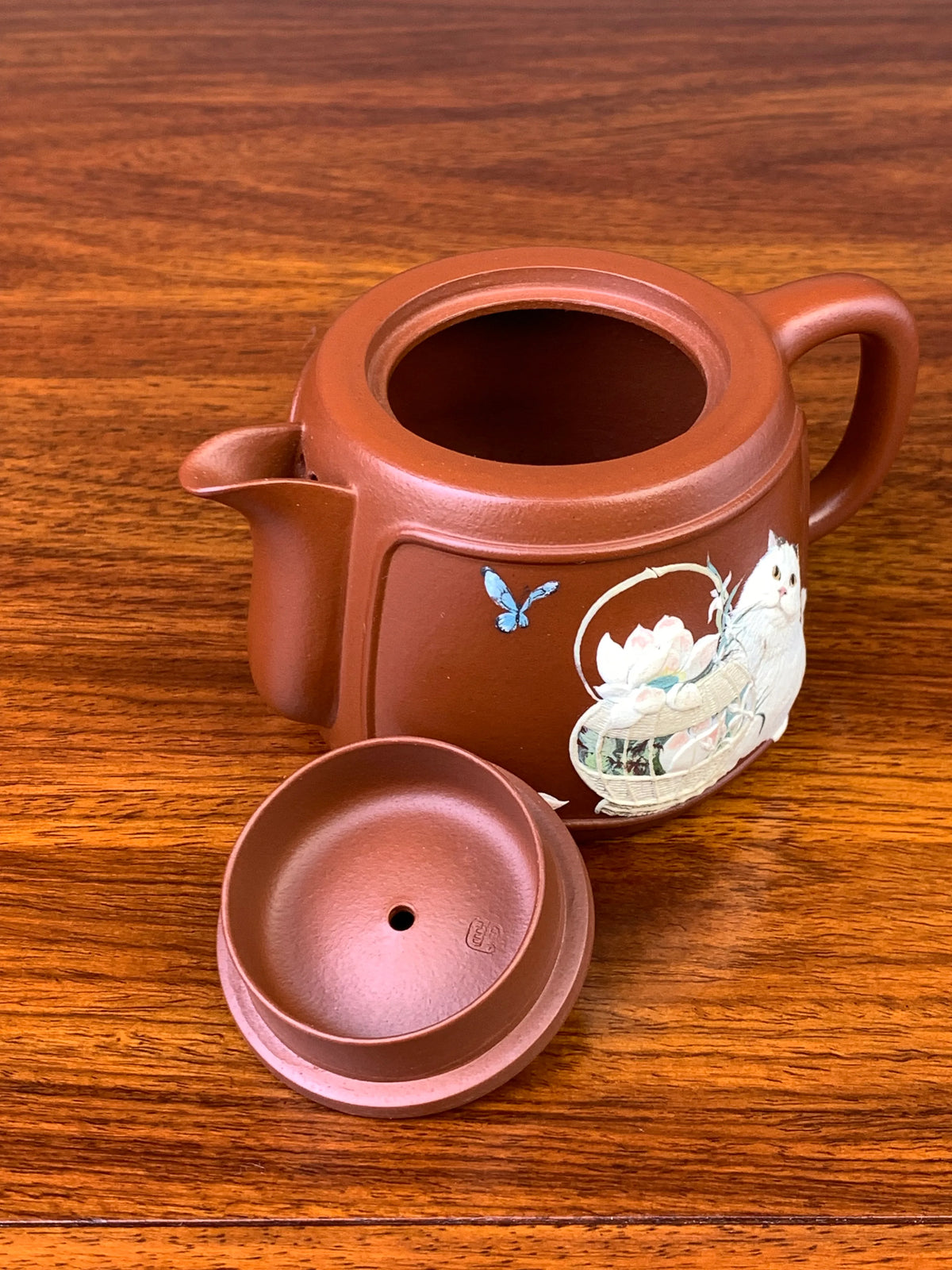 a teapot mark of potter hu jing in the lid
